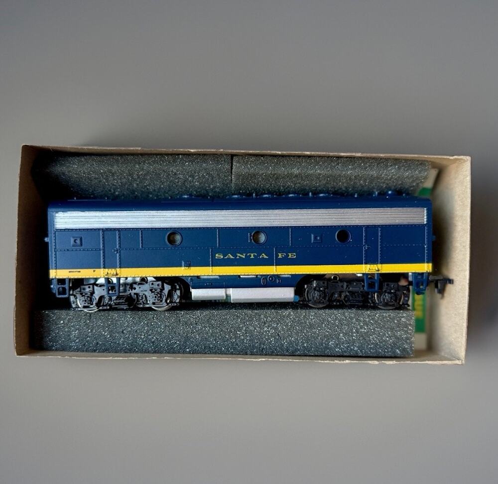 Vintage Athearn HO Scale Santa Fe F-7A Diesel Locomotive Blue Yellow Boxed